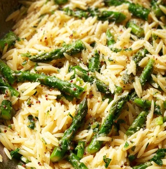 Garlic Butter Orzo with Asparagus 6 Delicious Garlic Butter Orzo with fresh Asparagus served in a bowl