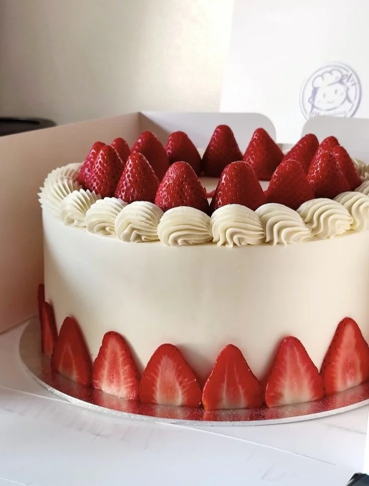 Genoise Shortcake with Fresh Strawberries 33 Genoise Shortcake with Fresh Strawberries and Vanilla Swiss Buttercream